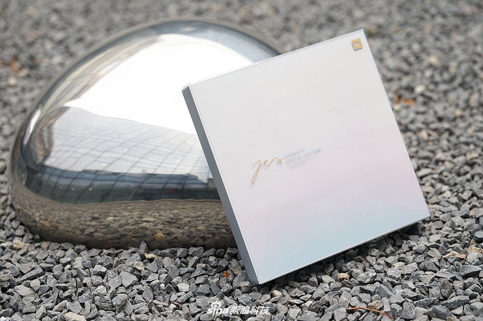 小米11雷军签名版图赏:采用独特立体纹理玻璃后壳