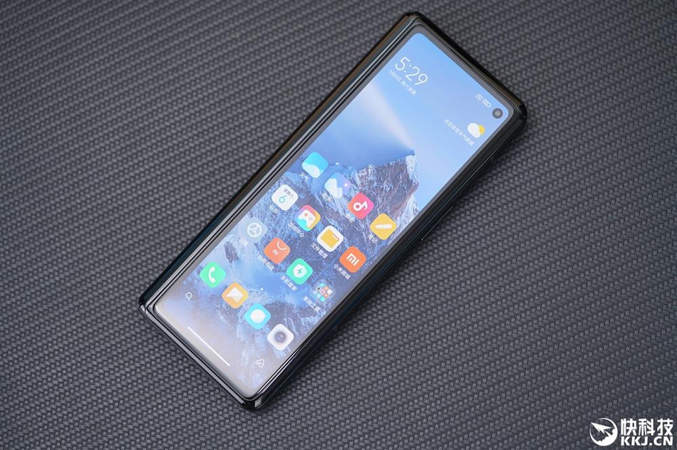 01英寸的真全面屏,分辨率2480×1860,折叠状态下,外侧配备一块6.