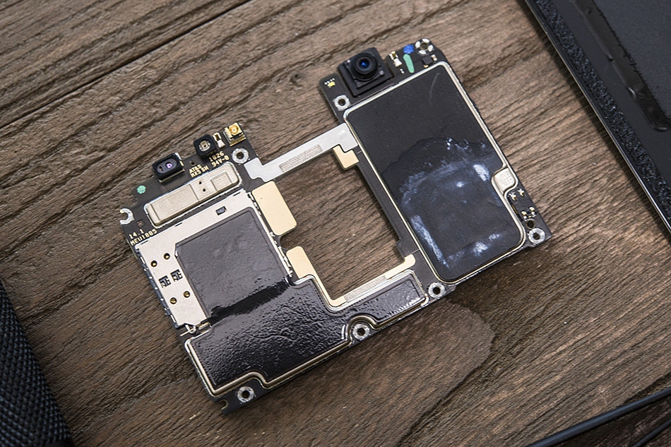 魅族16th深度拆解:铜管散热 双层中框