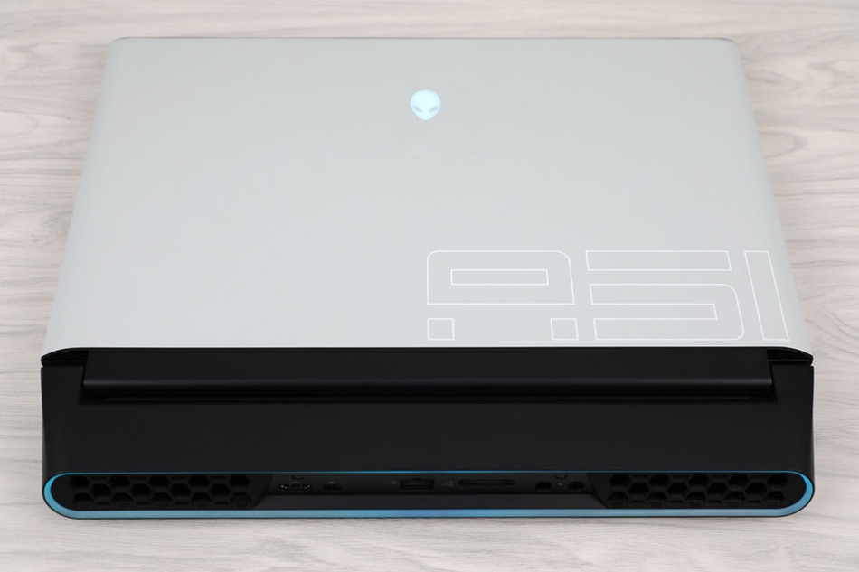 alienware area-51m图赏:这只刚中带柔的外星人真香