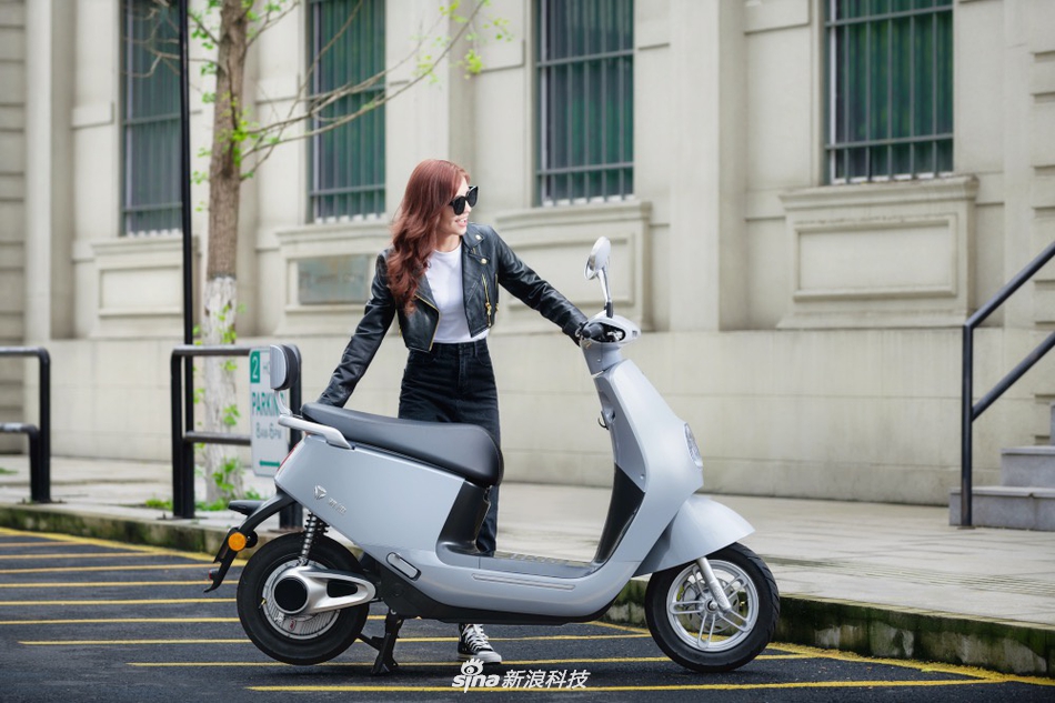 雅迪冠能m8是雅迪电动车于2020年推出的新车型,搭载了雅迪自主研发的