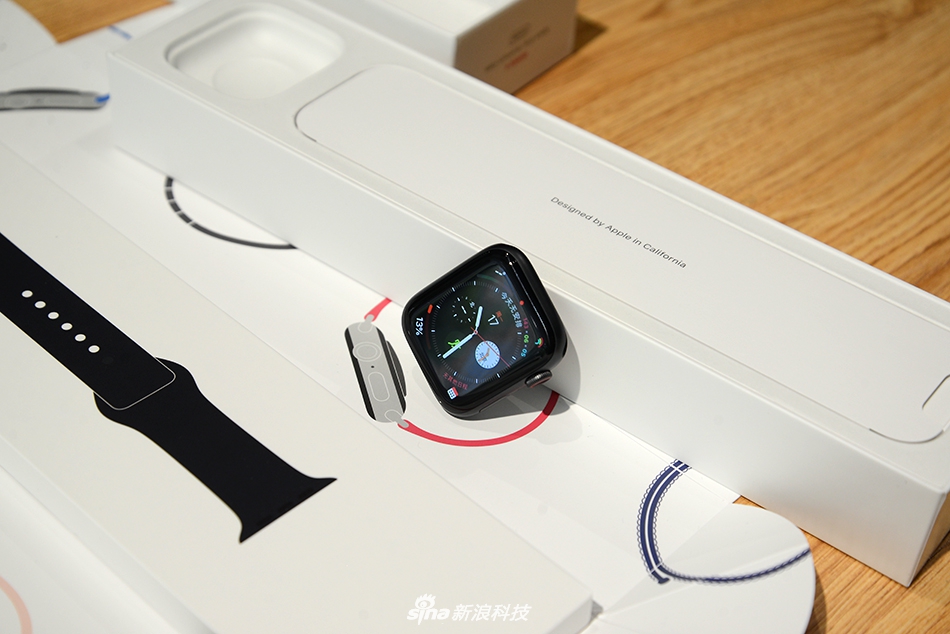 苹果Apple Watch Series 4开箱图赏:腕上的全面屏