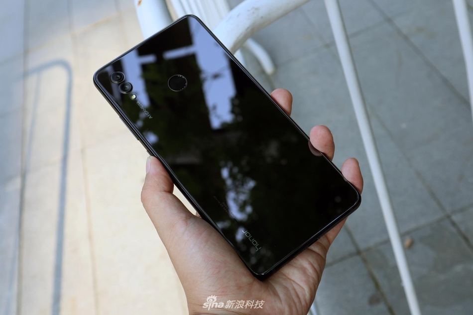 中心举行新品发布会,正式发布了新一代大屏旗舰——荣耀note10手机