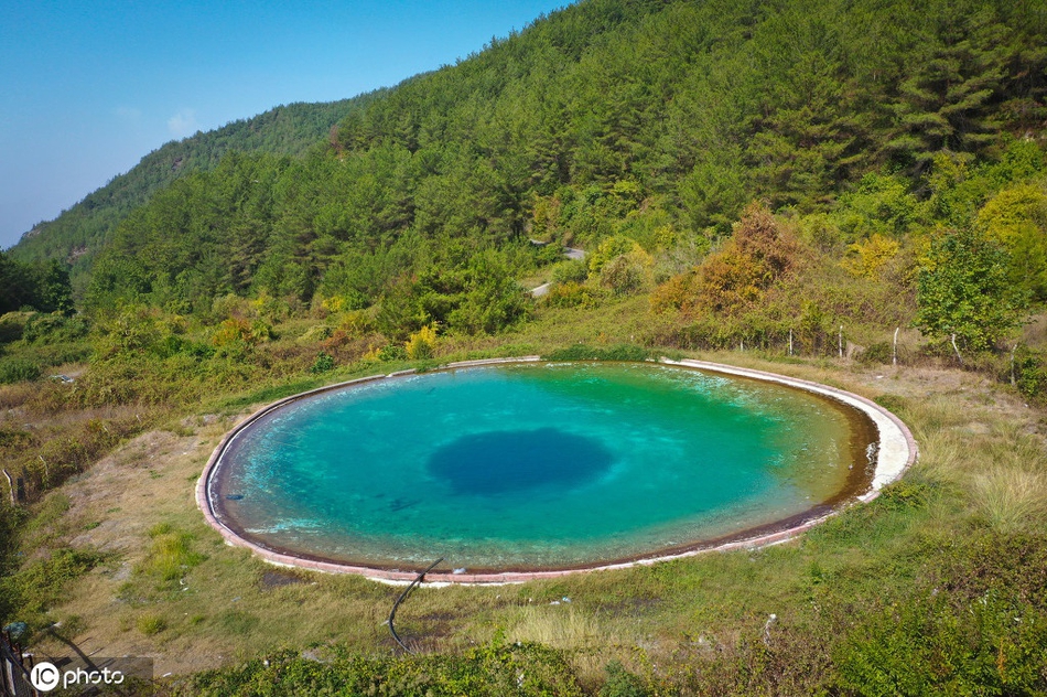 酷似"恶魔之眼" 土耳其神奇水池巧夺天空