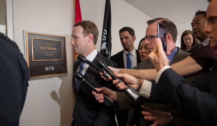 扎克伯格出席国会听证会:罕见穿西服扎领带(组图)