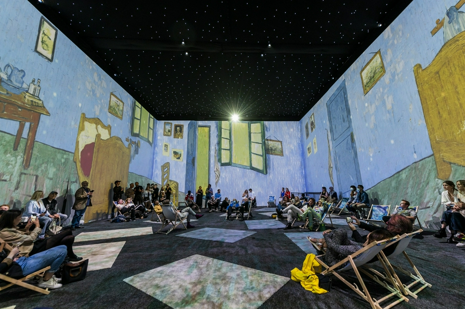 英国沉浸式体验投影梵高作品人气高涨游客纷纷打卡拍照