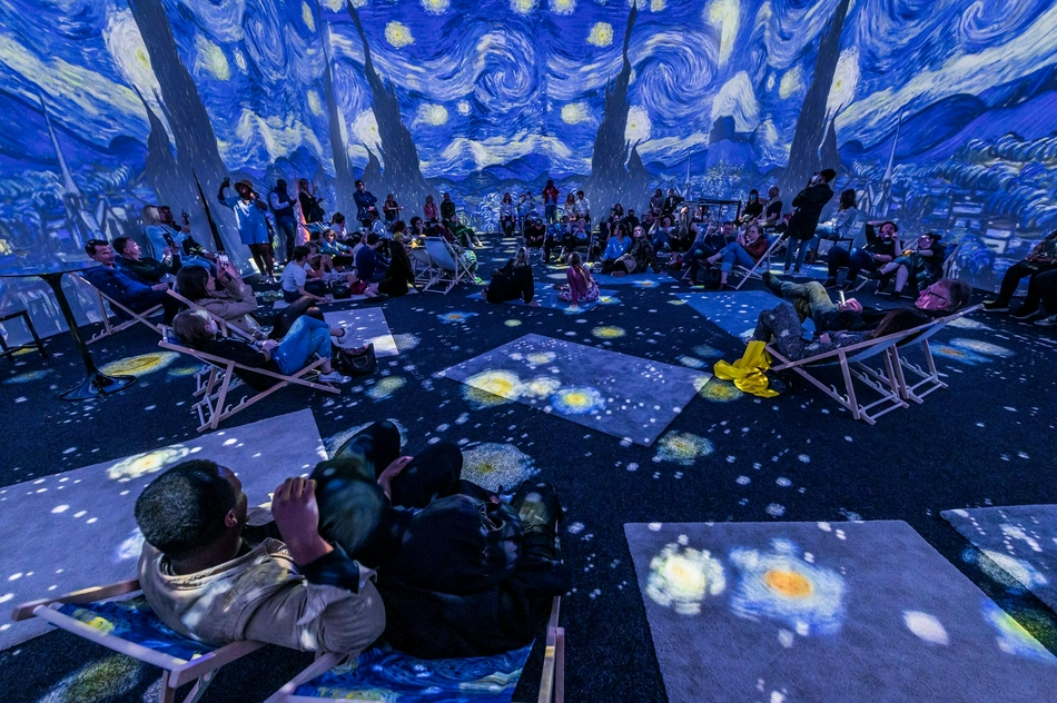 英国沉浸式体验投影梵高作品人气高涨游客纷纷打卡拍照