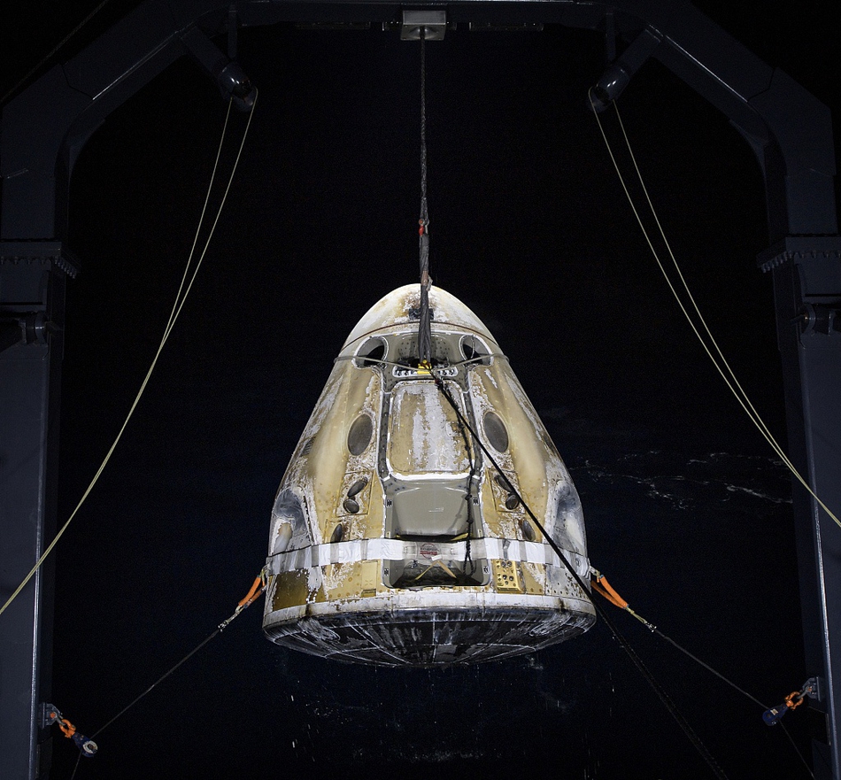 龙飞船载4名宇航员返回地球