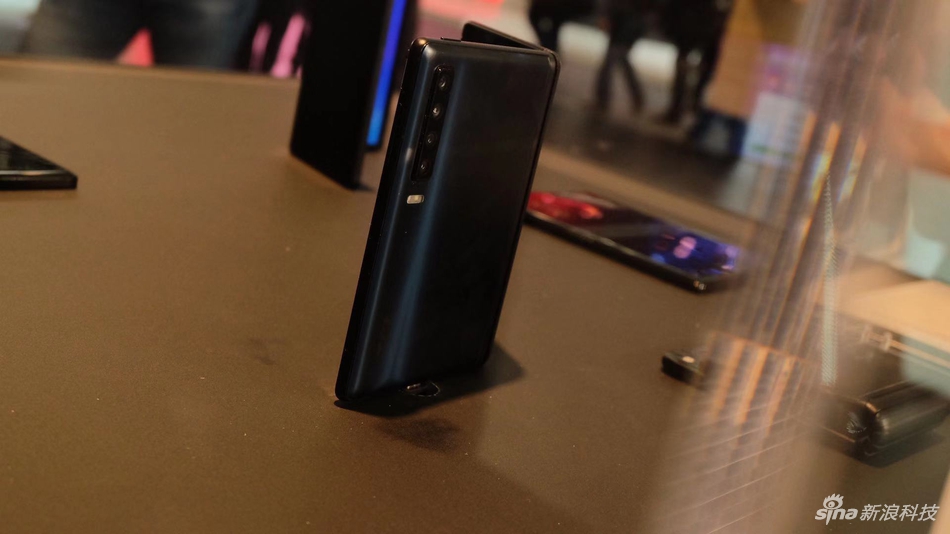 TCL展示自家三种形态的折叠手机:号称人人都能买得起