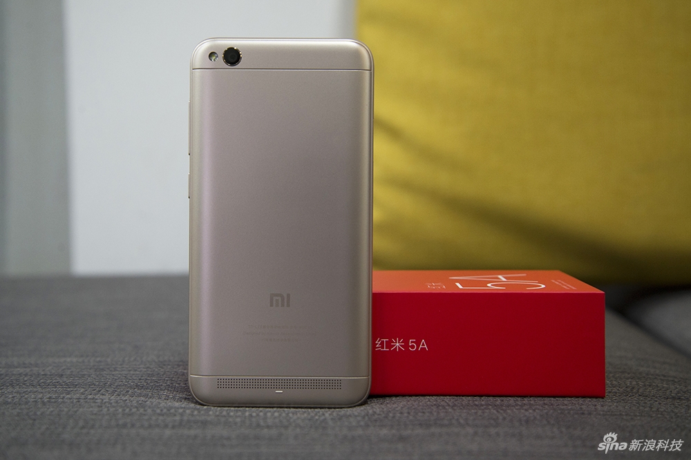 长续航轻机身 入门级手机红米5a开箱图赏
