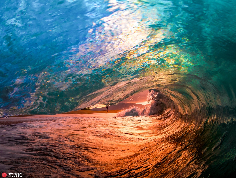 摄影师拍夏威夷五彩海浪 惊艳梦幻变身海上调色板