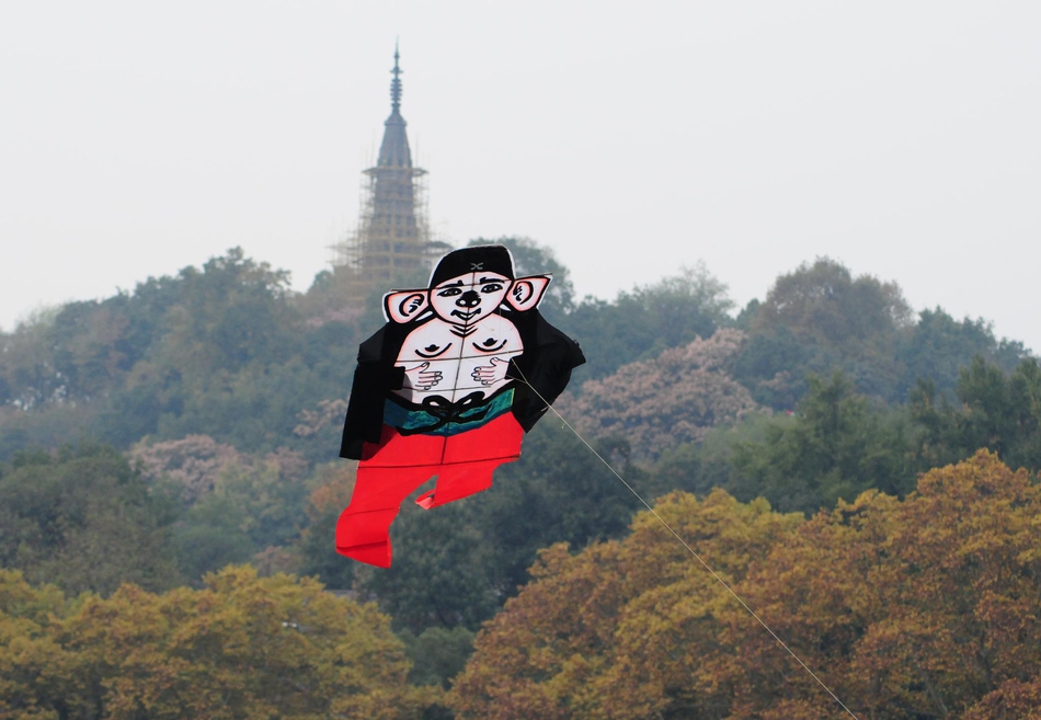 放风筝原来是个体力活?看世界各地"沙雕"风筝群魔乱舞