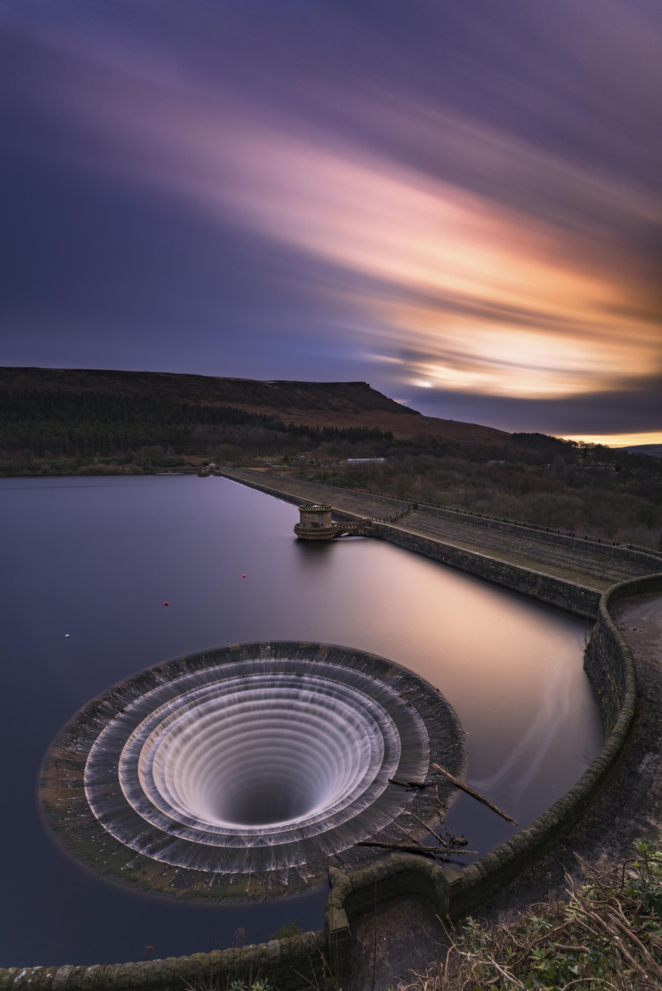 英国水库出水口"旋涡"奇景犹如科幻大片