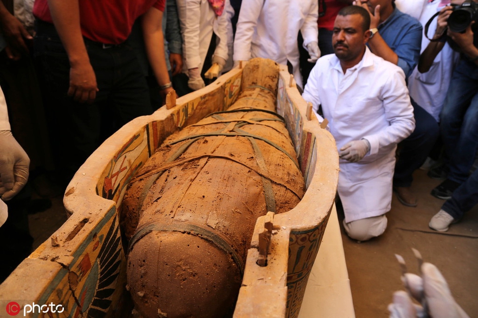 埃及出土30具三千年前木质棺椁 有彩绘保存完好