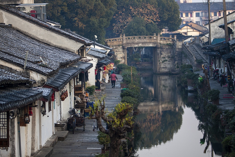 浙江绍兴:寒冬降临绍兴老城区老建筑黑瓦现白霜