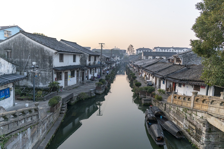浙江绍兴:寒冬降临绍兴老城区老建筑黑瓦现白霜