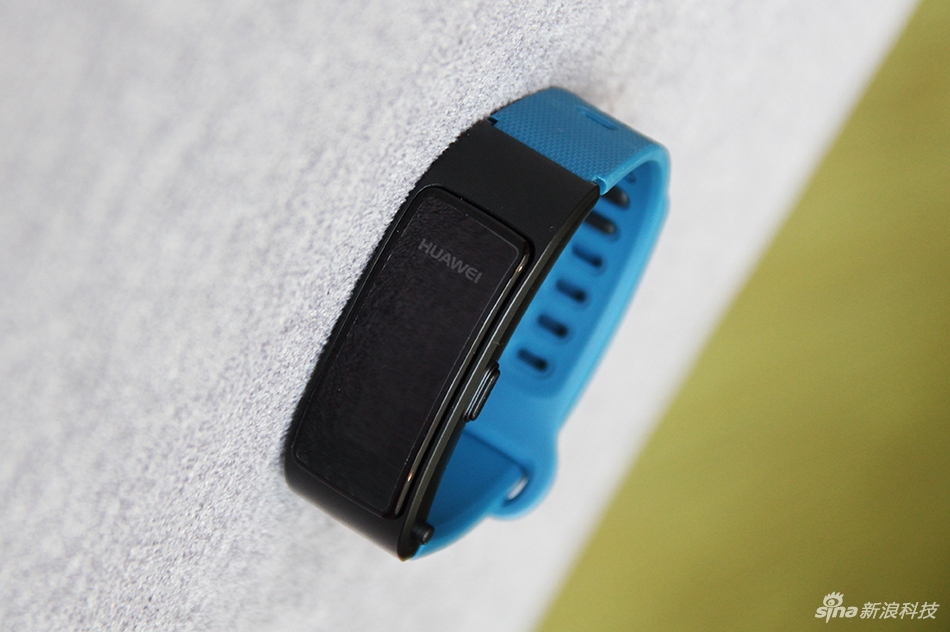 华为手环b3青春版图赏 蓝色表带很亮眼