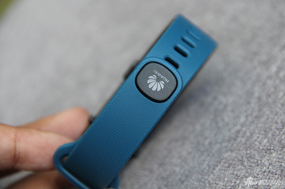 华为手环b3青春版图赏 蓝色表带很亮眼