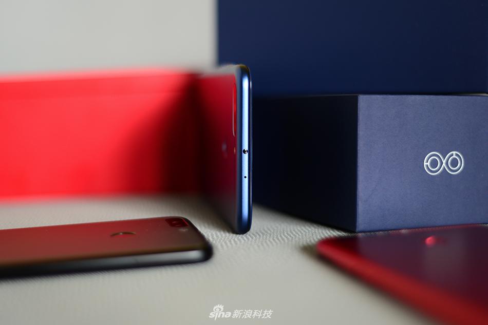 该机不仅加入双摄功能,新加入的红色/蓝色新配色机身也让这款手机看