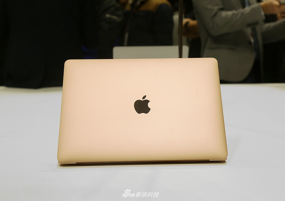 苹果新MacBook Air现场实拍图赏:更窄的边框之内,不再是果粒屏