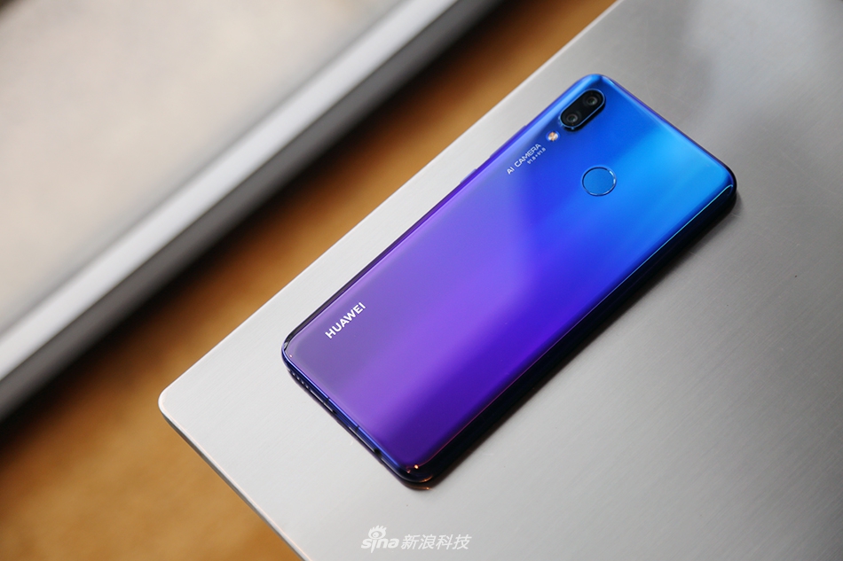 1 / 11 今日华为正式发布华为nova 3手机,并由易洋千玺代言.