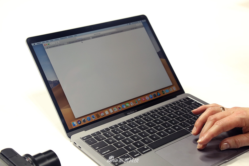 苹果新MacBook Air现场实拍图赏:更窄的边框之内,不再是果粒屏