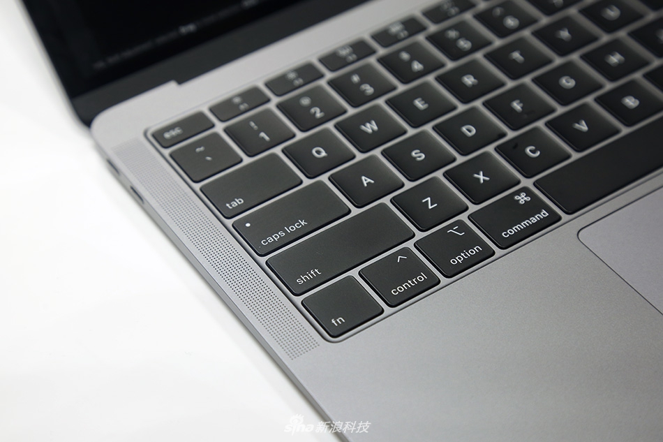 苹果新MacBook Air现场实拍图赏:更窄的边框之内,不再是果粒屏