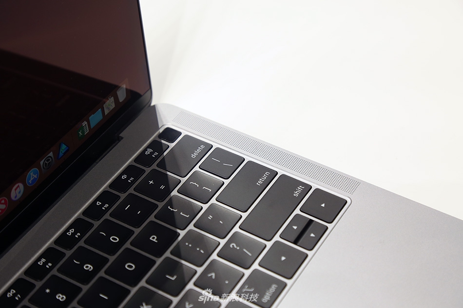苹果新MacBook Air现场实拍图赏:更窄的边框之内,不再是果粒屏