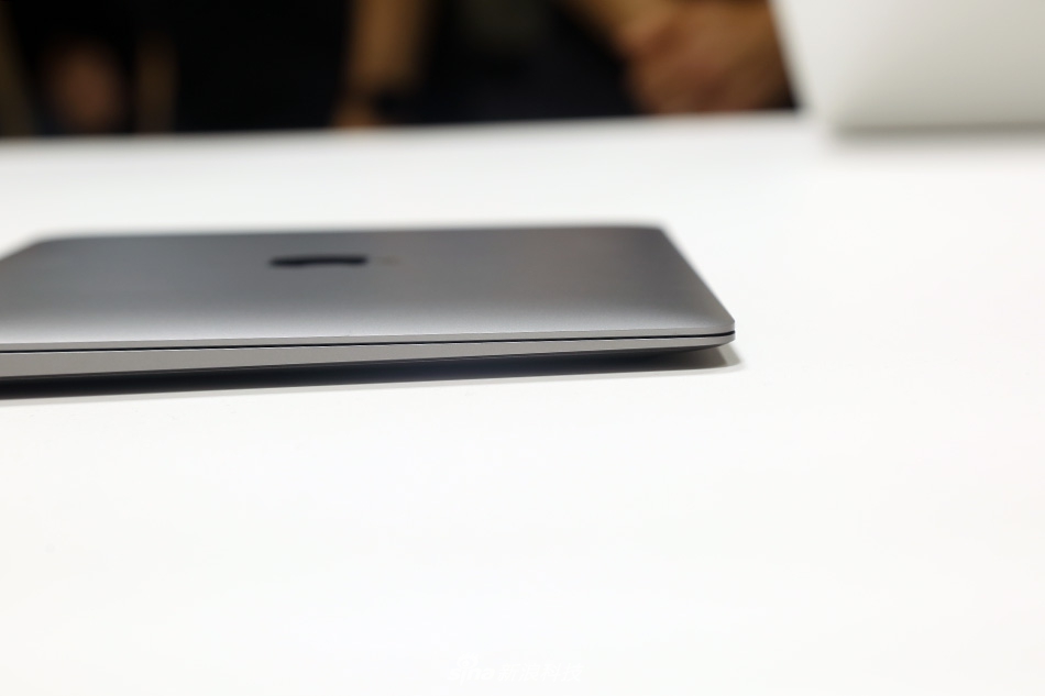 苹果新MacBook Air现场实拍图赏:更窄的边框之内,不再是果粒屏