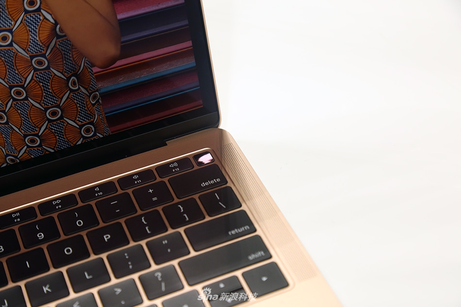 苹果新MacBook Air现场实拍图赏:更窄的边框之内,不再是果粒屏