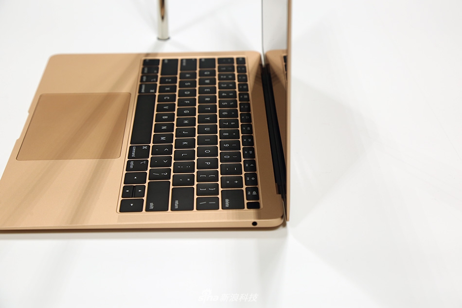 苹果新MacBook Air现场实拍图赏:更窄的边框之内,不再是果粒屏