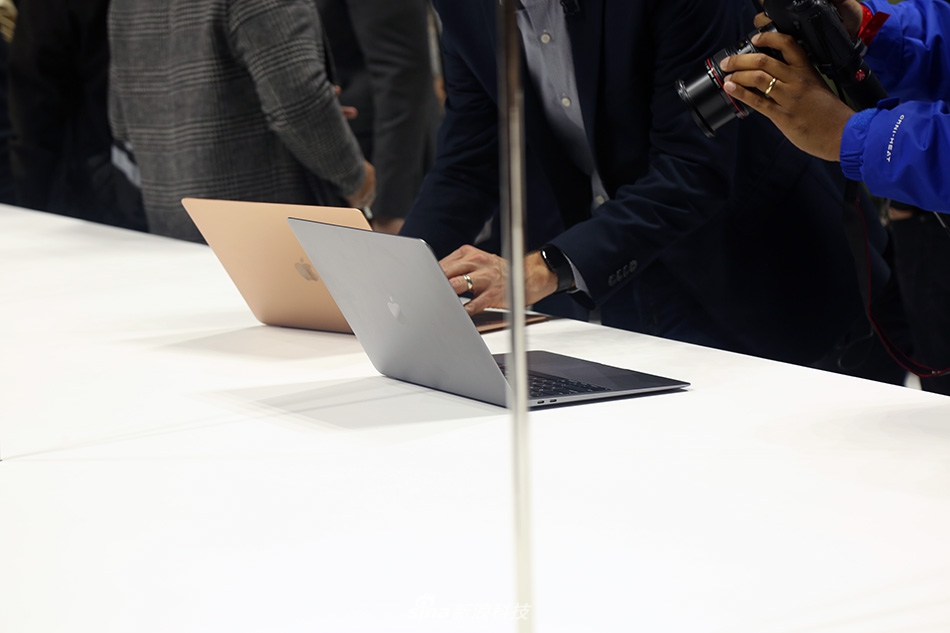 苹果新MacBook Air现场实拍图赏:更窄的边框之内,不再是果粒屏