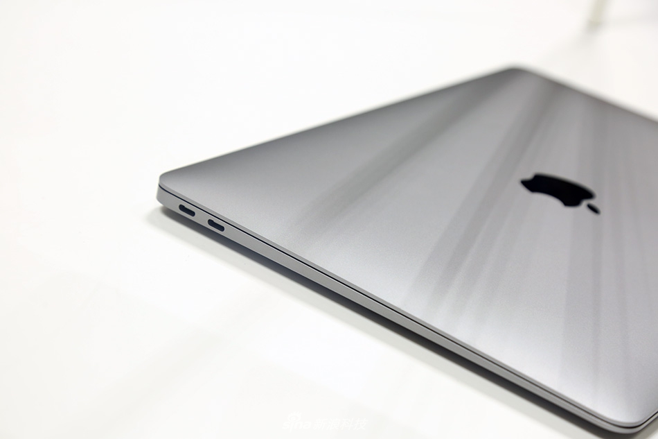 苹果新MacBook Air现场实拍图赏:更窄的边框之内,不再是果粒屏