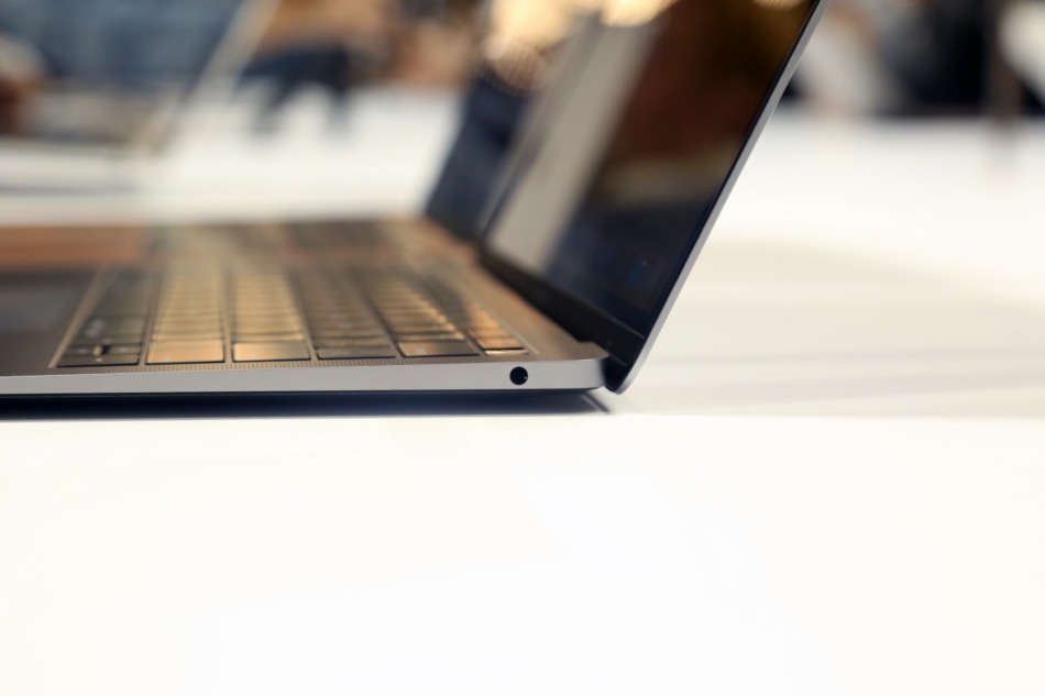 苹果新MacBook Air现场实拍图赏:更窄的边框之内,不再是果粒屏