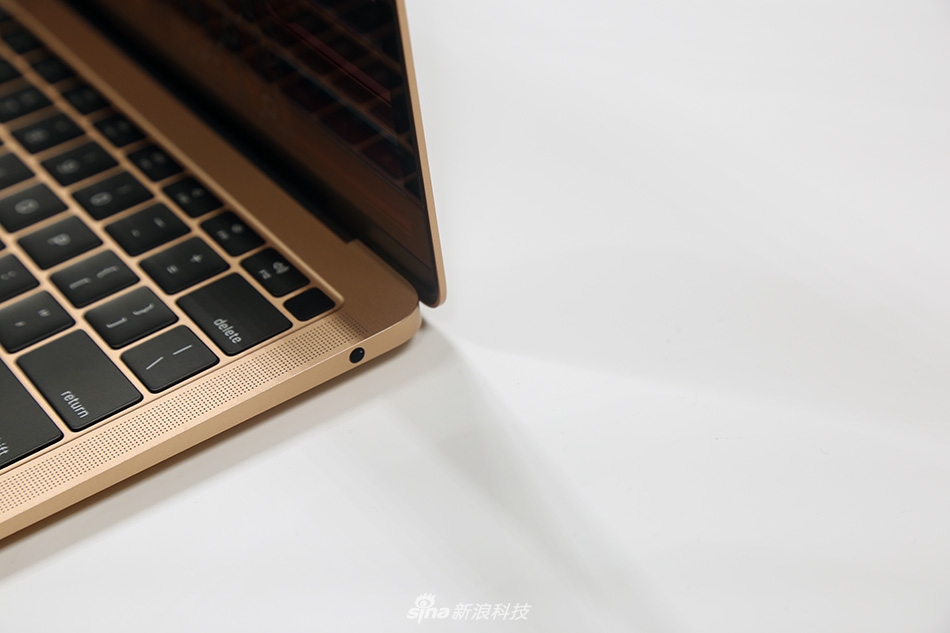 苹果新MacBook Air现场实拍图赏:更窄的边框之内,不再是果粒屏