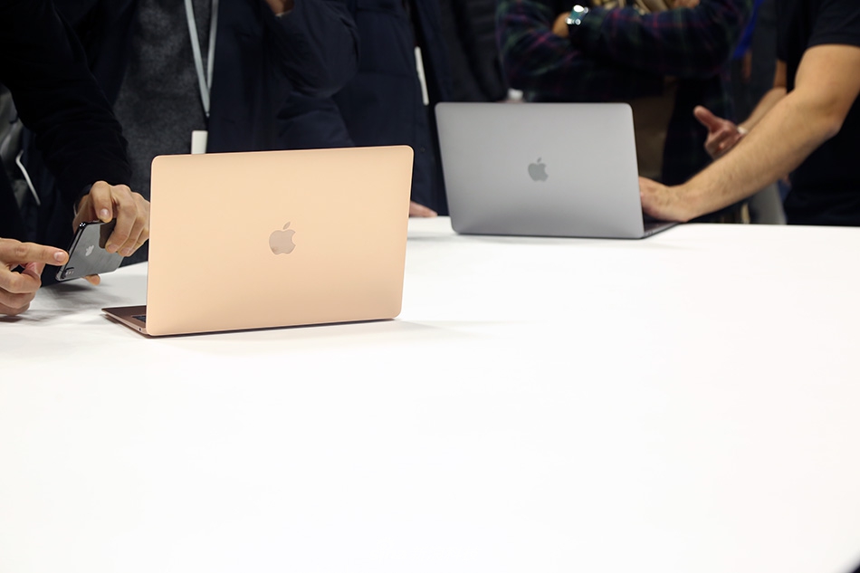 苹果新MacBook Air现场实拍图赏:更窄的边框之内,不再是果粒屏