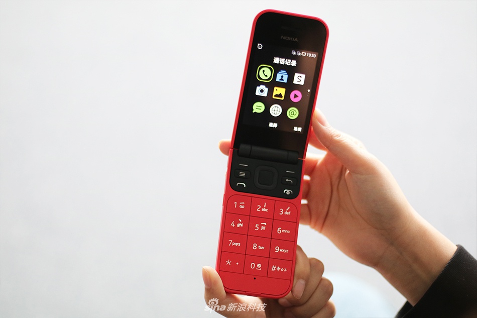曾经的翻盖手机重出江湖 诺基亚2720手机图赏