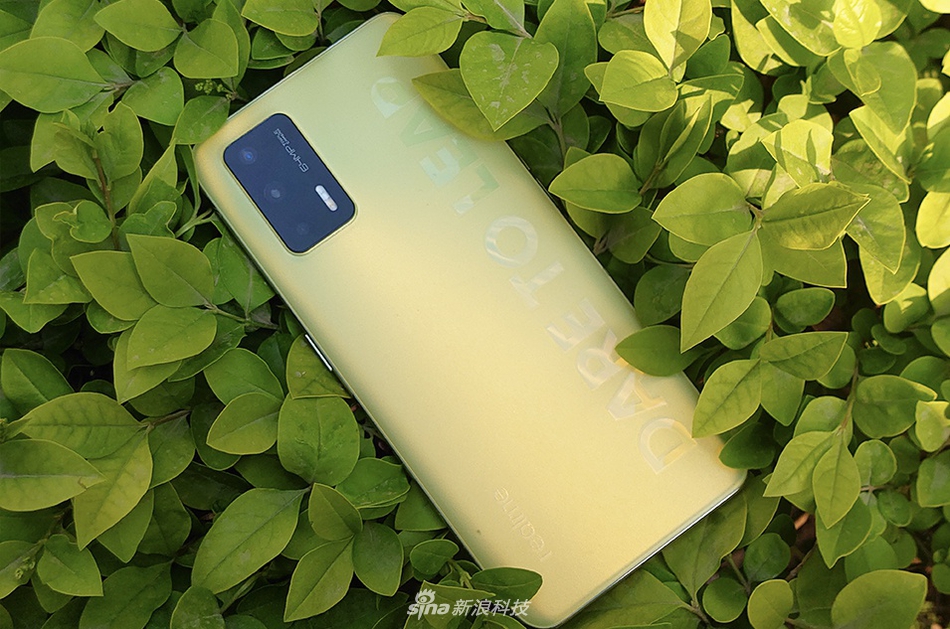 夜晚也能照亮你 realme q3 pro 萤火虫配色图赏