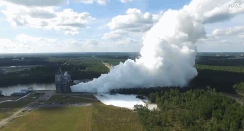 美国宇航局巨无霸火箭引擎成功测试产生巨浪烟雾