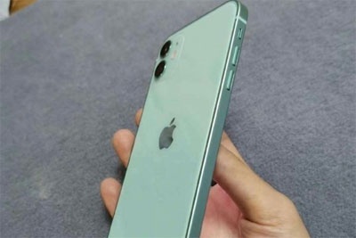 疑似iPhone 12真机图曝光 直角边设计“刘海”没有缩小