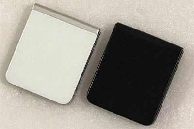 三星Galaxy Z Flip4的机模实拍照片展示两种配色