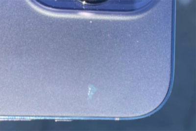 iPhone 14 Pro紫色工艺有缺陷：背壳磨砂会脱落