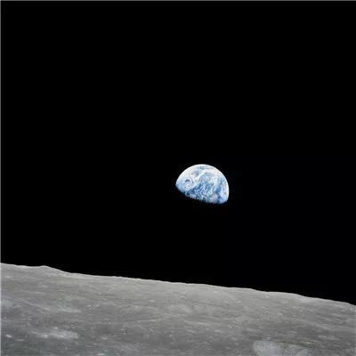 （阿波罗8号宇航员在绕月轨道上拍摄的地球图像。人类有史以来第一次亲眼目睹了自己居住的星球从另一个天体的地平线上升起。图片来源：NASA）