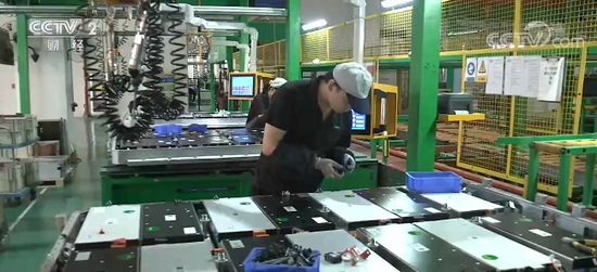 工作人员正在处置回收来的动力电池