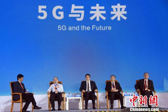 中国科协年会举行“高端对话：5G与未来”，邬贺铨（左2）、邓中翰（左3）院士就参与对话交流。　孙自法 摄