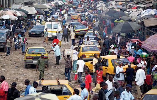 几内亚首都科纳克里的城市市场。城市化的进程无疑提高了人口密度&nbsp;| Nature.com， Emmanuel Braun