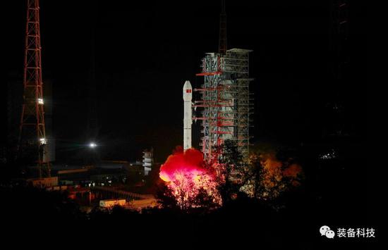 ▲搭载嫦娥四号探测器的长征三号乙运载火箭在西昌卫星发射中心点火发射。梁珂岩 摄