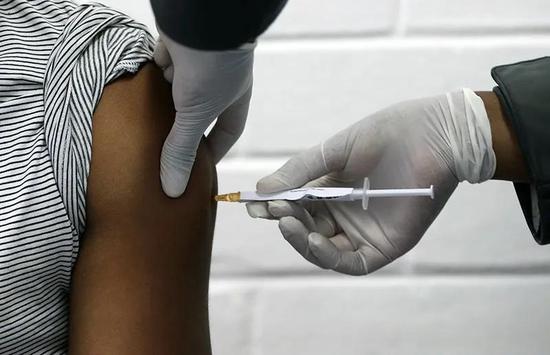 牛津大学开发的COVID-19候选疫苗正在南非、英国和巴西进行测试。来源：Siphiwe Sibeko/AFP via Getty