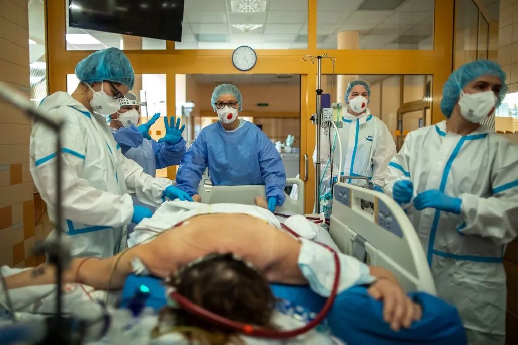 捷克的一家医院内，重症监护室的医生正在救治COVID-19患者。来源：Gabriel Kuchta/Getty
