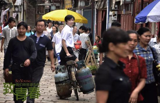 ▲《致我们终将逝去的青春》| 进了学校的他就没闲着